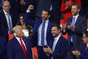 美国共和党由特朗普(左)及万斯出席出大会。（图：路透社）