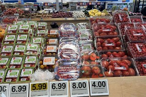 图为加拿大一超市货架上摆买的物品。（图：温哥华天空网）