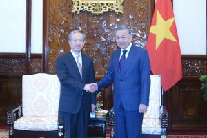 国家主席苏林（右）与中国大使熊波握手合照。（图：VOV）