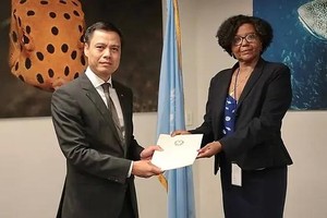 越南常驻联合国代表团团长邓黄江大使向联合国大陆架界限委员会提交东海中央海域越南200海里以外大陆架外部界限划界案。（图：越通社）