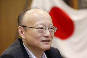 7月17日，财务官神田真人在财务省接受采访。（图：共同社）