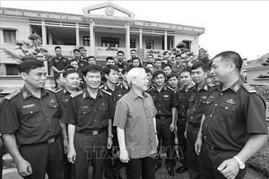 2016年7月16日上午，阮富仲总书记与奠边西庄国际关口边防哨所干部战士们亲切交谈。（图：越通社）