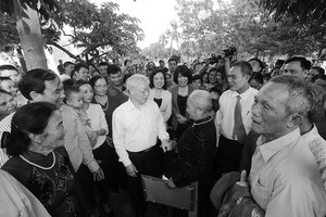 2015年11月15日，阮富仲总书记与河内市丹凤县人民在一起。 （图：越通社）