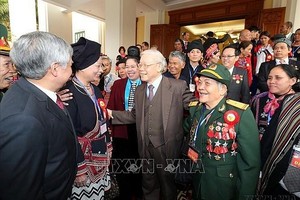 2017年12月18日在河内，阮富仲总书记会见全国少数民族乡贤代表、知识分子和企业家。（图：越通社）