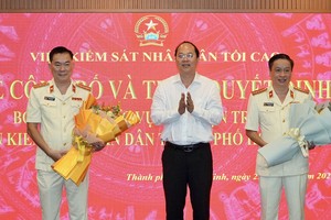 市委常务副书记阮胡海（中）送花祝贺两位副院长。（图：黄雄）