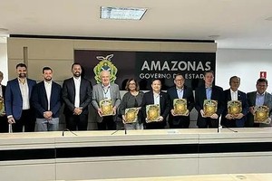 越巴南西大使裴文毅与巴西亚马逊州州长威尔逊·利马和双方代表合影。（图：越通社）