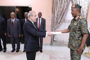 当地时间21日，苏丹主权委员会主席兼武装部队总司令布林汉接受伊朗新任驻苏丹大使侯赛尼递交的国书。（图：互联网）