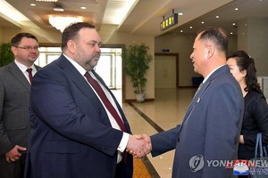 叶夫根尼·谢斯塔科夫（左二）与朝方人士握手致意。（图：韩联社/朝中社）