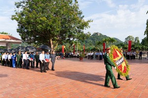 越南志愿军烈士骸骨追悼改葬仪式