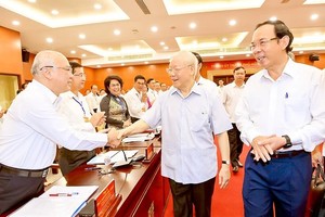 党中央总书记阮富仲于2022年9月23日与本市市委举行会议。（图：越勇）