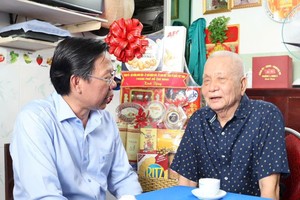 市人委会主席潘文迈探访革命有功者杜智慧。