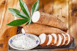 吃木薯致氰化物中毒较常见。