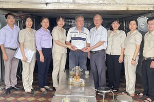 第五郡越南祖国阵线委员会与穗城会馆探访阮隆云南华人荣军。