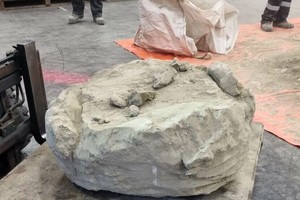 荷兰海关在鹿特丹港缴获一个装有沙子状物质的袋子，最终发现袋中掺杂逾3.2吨冰毒。（荷兰公共检察官办公室照片）