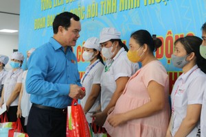 越南劳动总联团领导向劳动工人赠送礼物。