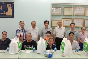 海南会馆向烈士家属赠送礼物。