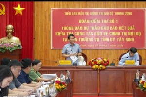 公安部长梁三光（站）主持会议。（图：春忠）