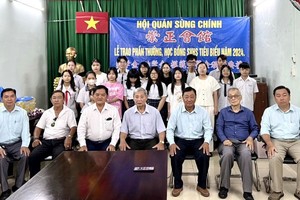 崇正会馆理事们与各领取奖助学金子弟合照。