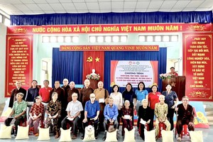 第八郡慈善团向广乂省穷人赠送礼物。