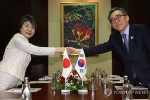 7月26日，在老挝万象国家会展中心，韩国外交部长官赵兑烈（右）会晤日本外务大臣上川阳子。（图：韩联社）