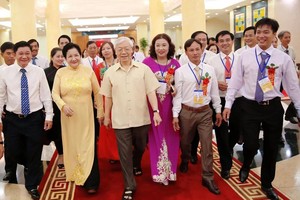 阮富仲总书记与优秀农民代表合影。（图：越通社）