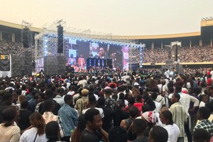 7月27日，人们在刚果（金）首都金沙萨的烈士体育场观看演唱会。（图：新华社）