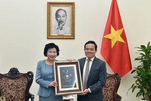 政府副总理陈留光向赛轮集团董事长兼越南赛轮有限责任公司董事长刘燕华赠送纪念品。（图：VGP）