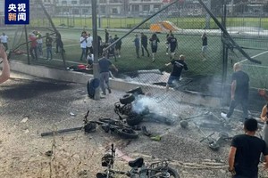 27日，以色列方面称，黎巴嫩真主党当晚向戈兰高地发动火箭弹袭击，导致戈兰高地城镇迈季代勒舍姆斯多人伤亡。（图：视频截图）