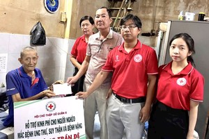 第六郡红十字会与华企林弟向病人赠送医药费。