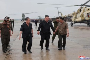 朝鲜国务委员会委员长金正恩（左三）28日前往平安北道新义州市和义州郡洪涝灾害现场视察。（图：朝中社）