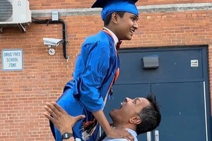 父亲(右)为巴里(左)高中毕业感到十分高兴。（图：互联网）