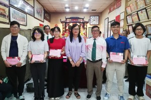 理事长关贵鸿和第十郡励学会副主席梅氏凤(右三、四)向大学生颁奖合照。