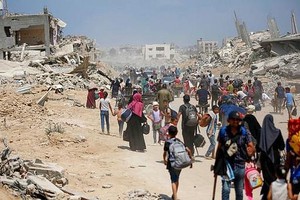 在汗尤尼斯，成千上万人再次逃命。（图：联合国）