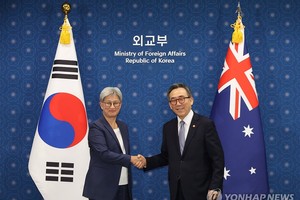 7月30日，在首尔钟路区的韩国外交部大楼，韩国外交部长官赵兑烈（右）和澳大利亚外长黄英贤举行会谈。（图：韩联社）