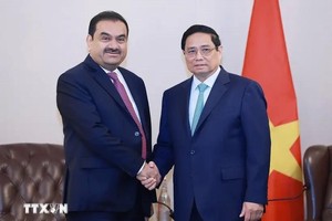 政府总理范明政和阿达尼集团董事长高塔姆·阿达尼。（图：越通社）
