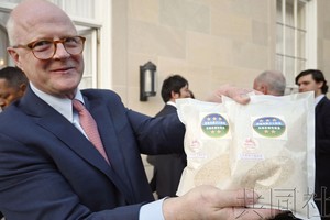 图为贴上“三星标签”的日本宫城县登米市产大米。（图：共同社）