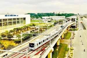 图为途经守德市新东区车站的地铁1号路线一隅。（图：黄雄）