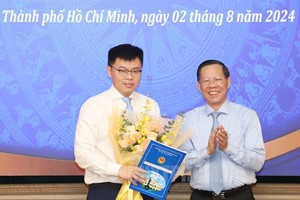 市人委会主席潘文迈向张明辉宇颁授委任《决定》。（图：市党部新闻网）