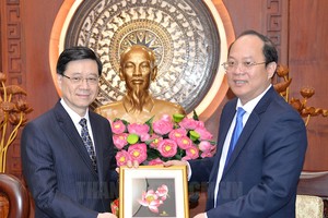 市委常务副书记阮胡海（右）向中国香港特别行政区行政长官李家超赠送纪念品。（图：市党部新闻网）