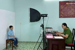 市公安干部正为一名小朋友拍照办理签发身份证。（图：志石）