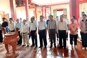 本市各福建会馆理事会代表以及贵宾参加秋祭活动。