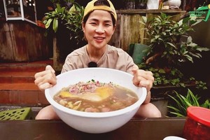 抖音博主“相扑娥”向来喜欢挑战极限饮食。