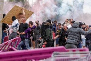 当地时间2024年8月4日，英国罗瑟勒姆，当地爆发激烈的示威活动。（图：IC photo）