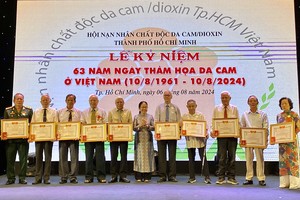 各单位与个人获颁发“为落叶剂受害者”纪念章。