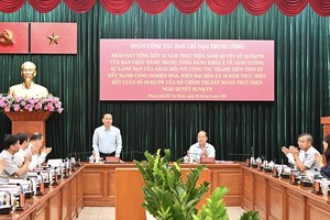 中央民运部副部长阮蓝（站）在会议上发表讲话。（图：越勇）