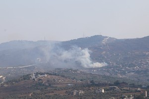 在黎巴嫩代尔西里安，以色列空袭引发浓烟滚滚。（图：新华社）