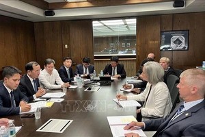 越南公安部副部长陈国祖与美国联邦调查局（FBI）助理局长杰奎琳·马奎尔就设在美国弗吉尼亚州匡蒂科市的FBI学院培训领域举行工作会议。（图：越通社）