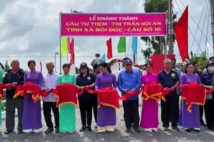 培德精舍理事会与地方党政代表为新桥落成剪彩。