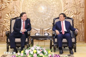 中央宣教部长阮仲义（右）接见美国驻越南特命全权大使马克.纳珀。（图：越通社）