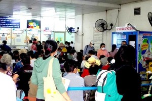 众多求诊者前来挂号等待就诊。（图：茭玲）